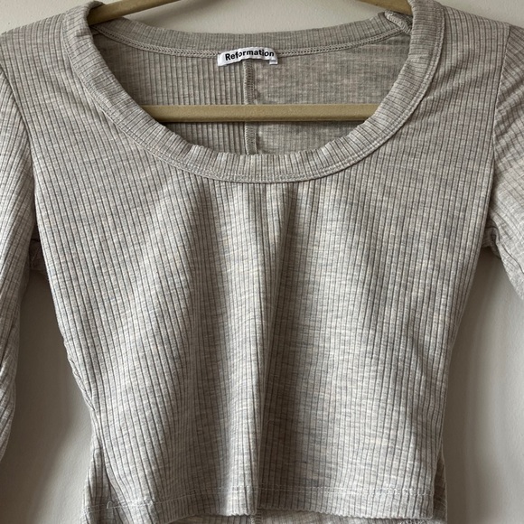 Reformation Paige Beige Greige Ribbed Long Sleeve Scoop Neck Crop Top XS - Picture 3 of 7